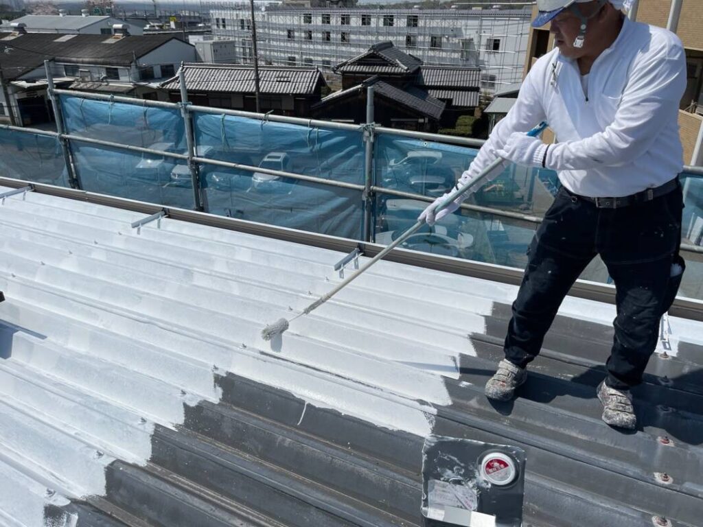 神戸市西区玉津町じゅうたん王国様屋根下塗り