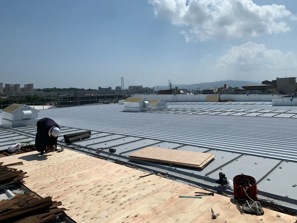 ユニクロ屋根板金工事