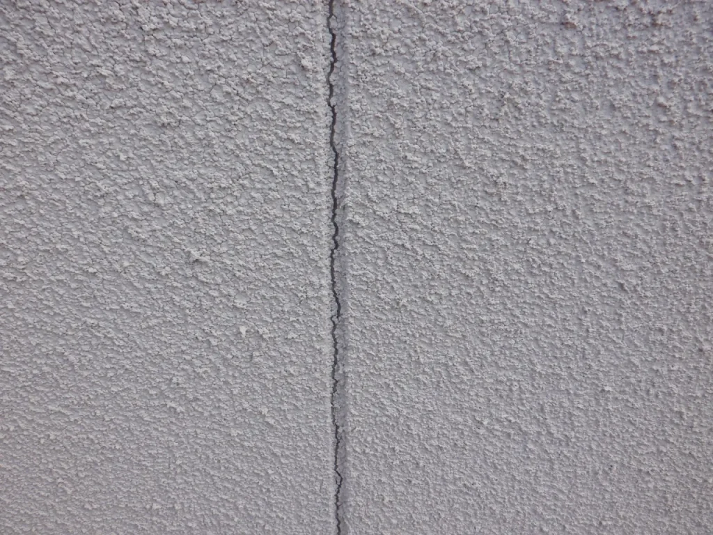 ひび割れ(クラック)の見られる外壁