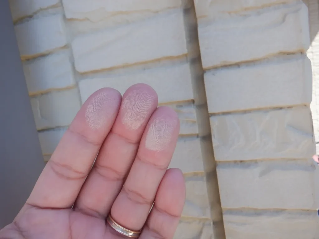 チョーキング現象が見られる外壁