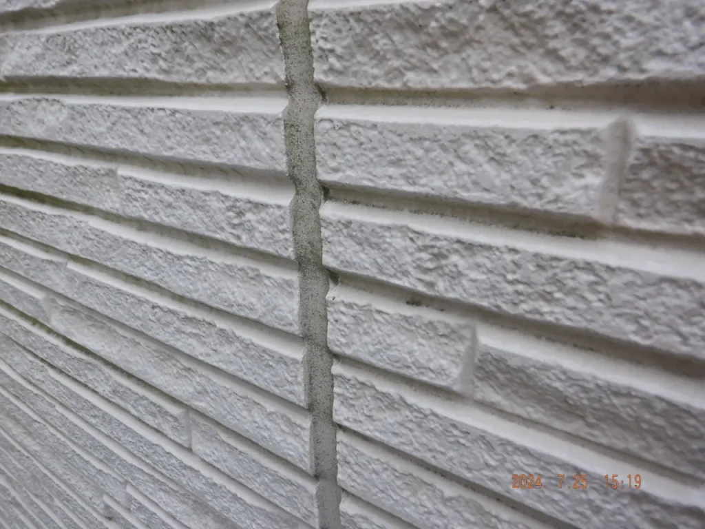 コーキングの劣化が見られる外壁