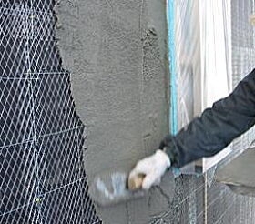 モルタル外壁を左官職人が施工している様子