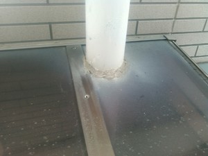 テラス屋根　貫通雨どい