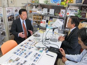 ラジオ取材を受ける塗装屋　神戸